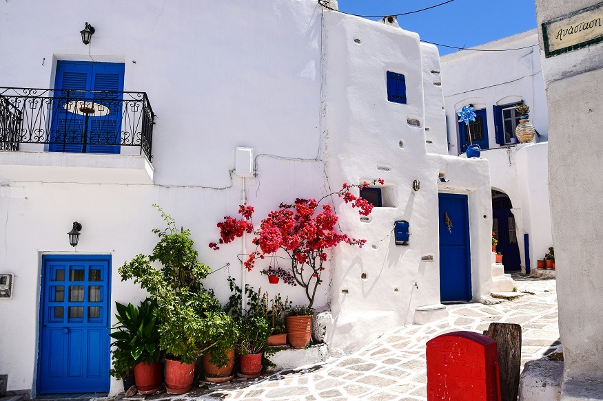 Paros Yacht Charter: A Connoisseur’s Guide to the Island’s Timeless Appeal